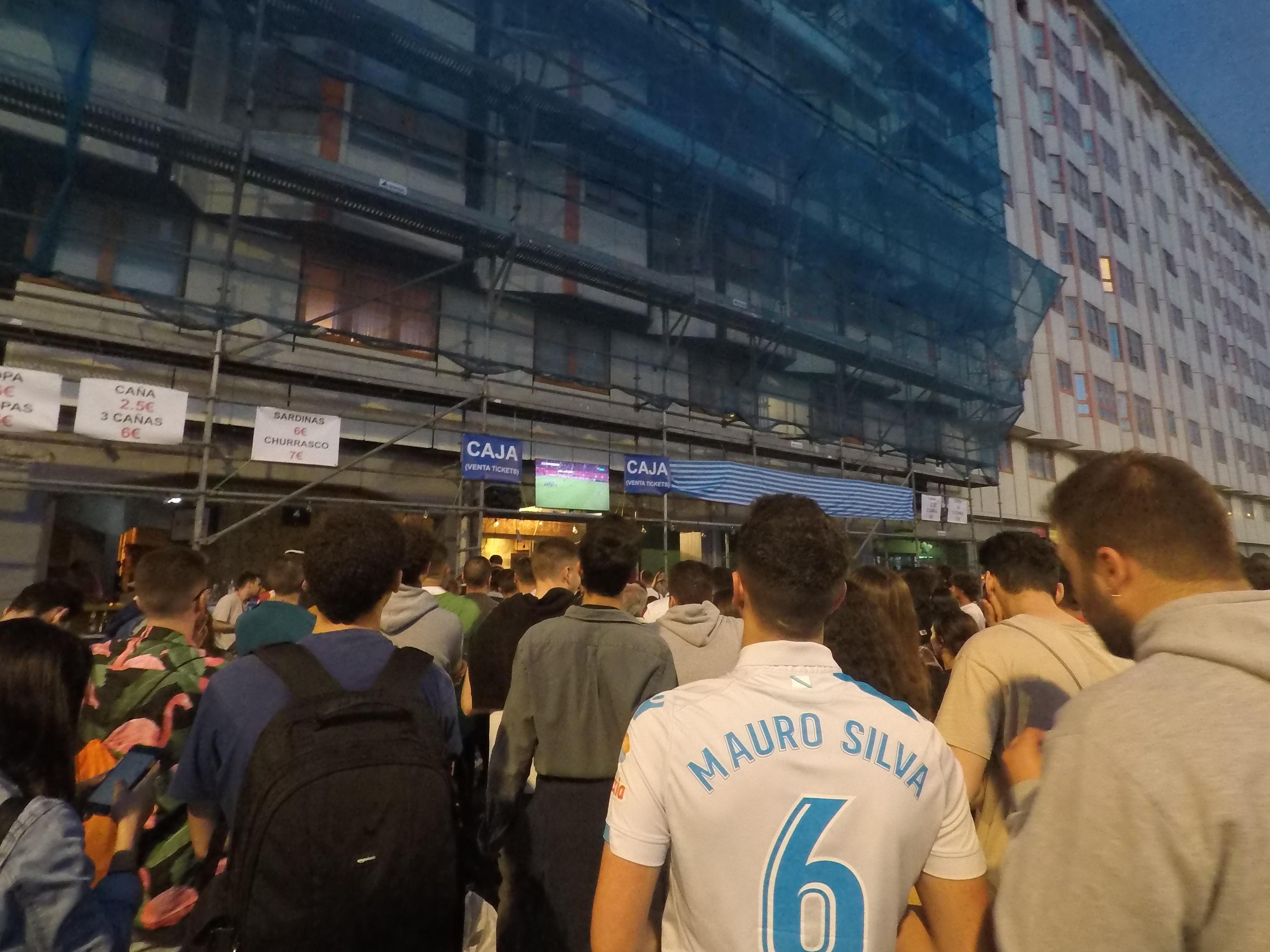 Aficionados siguiendo el partido en el Paseo Marítimo (Narváez)