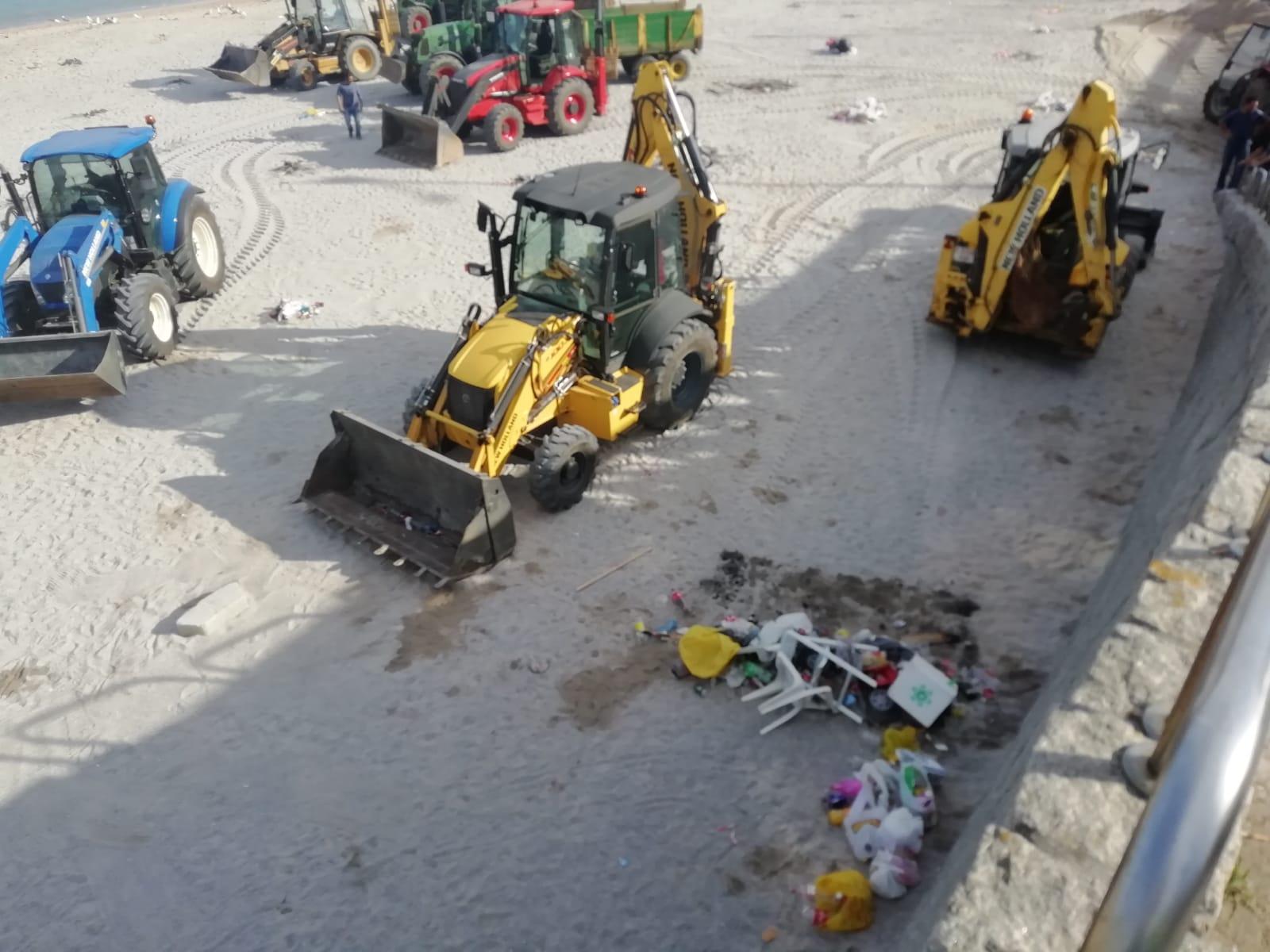 Ocho tractores en el Orzán para recoger los restos de la Noite Meiga (Narváez)