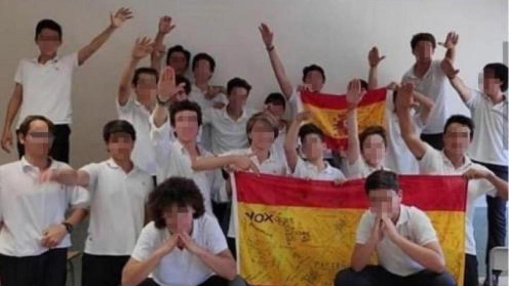 Los alumnos del colegio mallorquín posan con el brazo en alto.