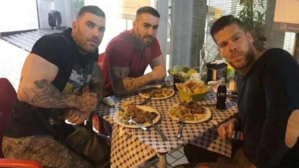 Manuel Herrerra (izquierda) comiendo junto a dos amigos, uno de ellos Simón Lora (derecha).