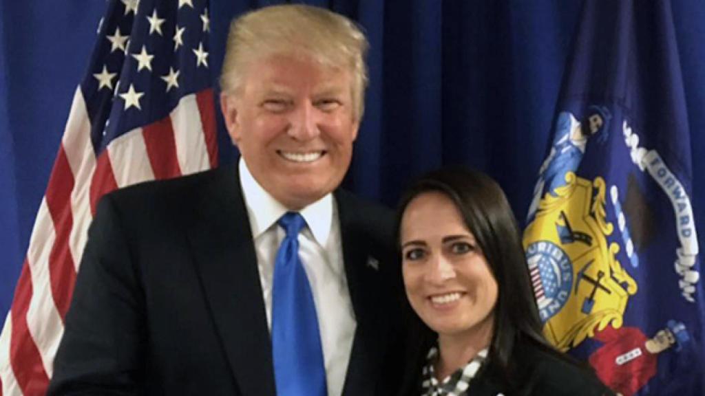 Stephanie Grisham y Donald Trump durante la campaña en 2016.