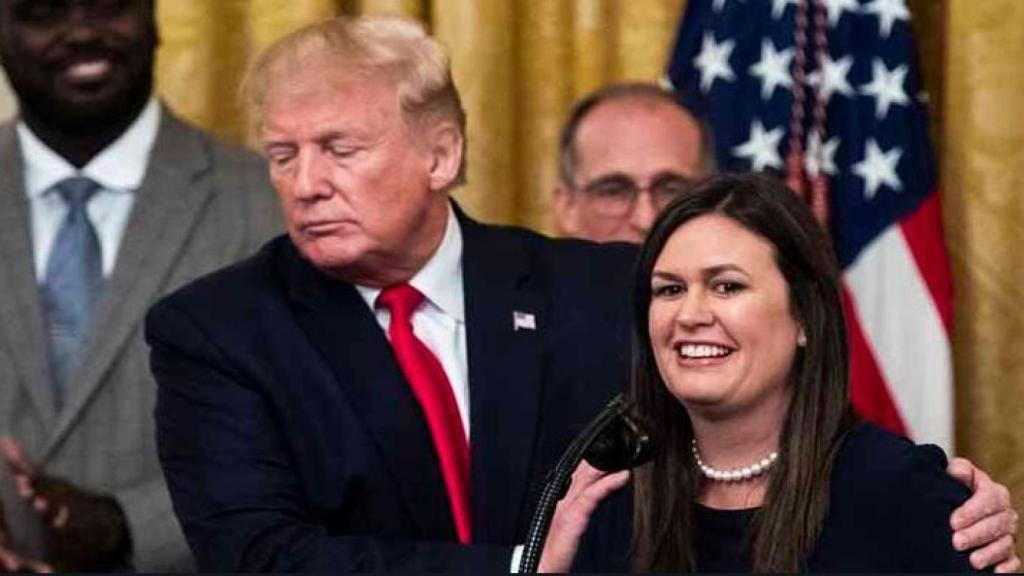 Sarah Huckabee Sanders, ex secretaria de prensa de la Casa Blanca, y Donald Trump durante la rueda de prensa en la que anunció su dimisión.