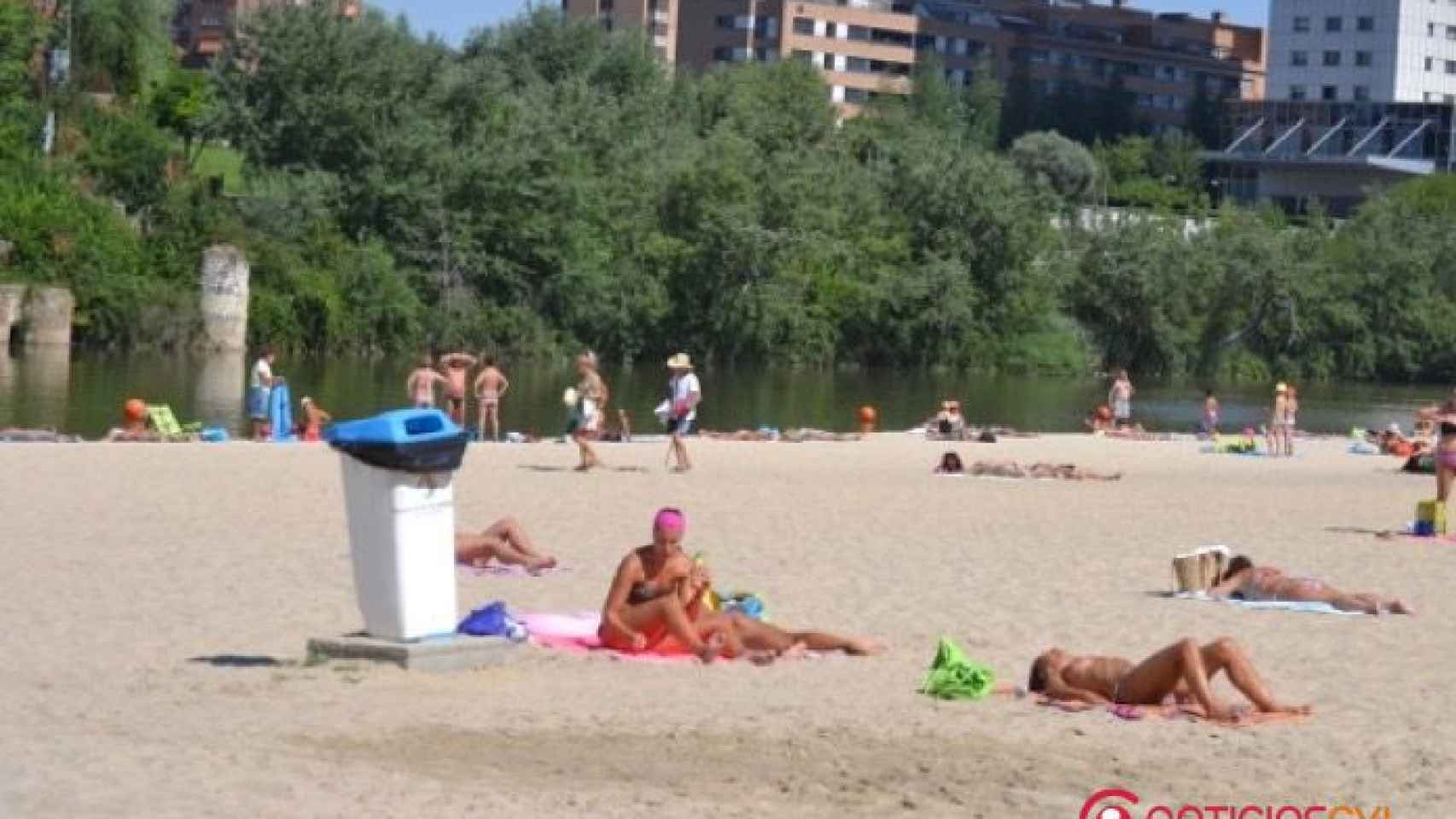 Gente disfrutando del calor en la playa de Valladolid