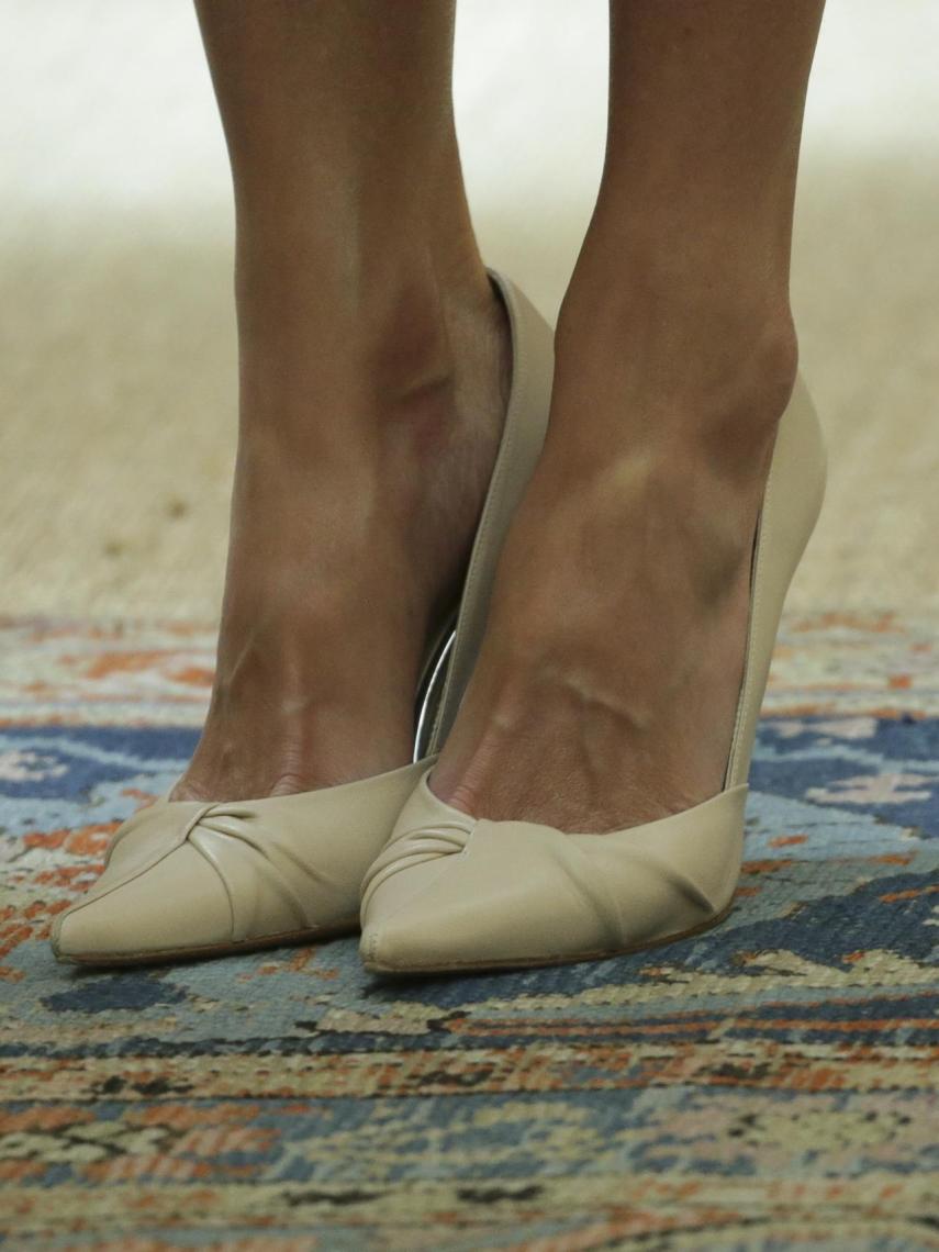 Detalle de los tacones de la reina Letizia.