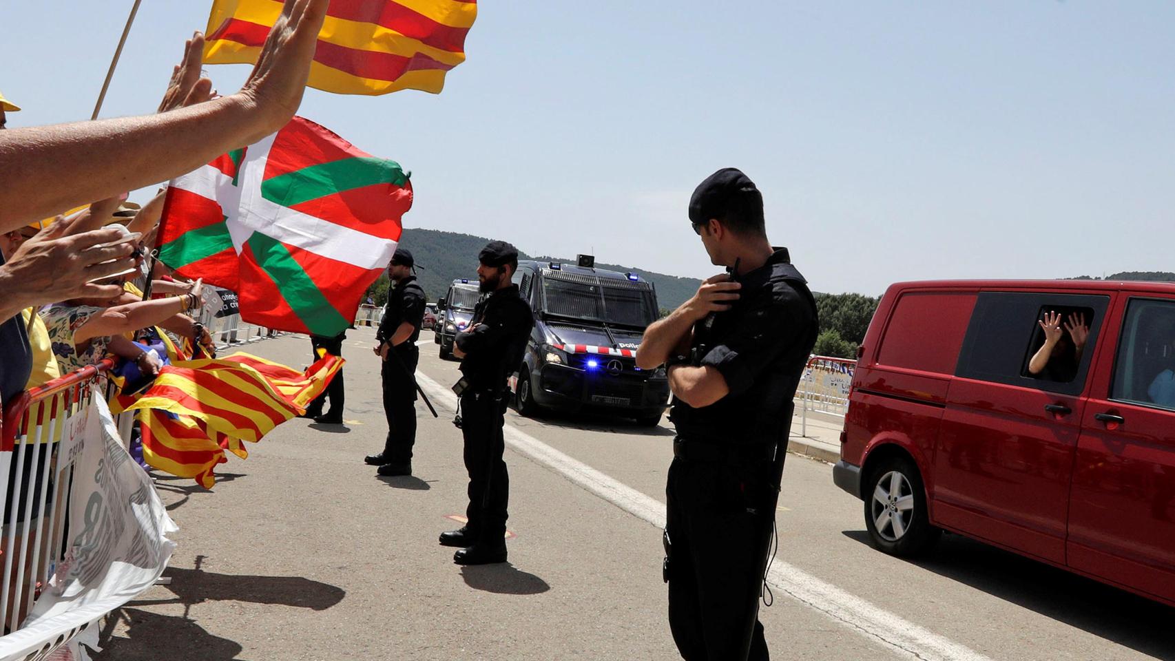 Independentistas reciben con esteladas a los políticos presos a su vuelta a Cataluña.