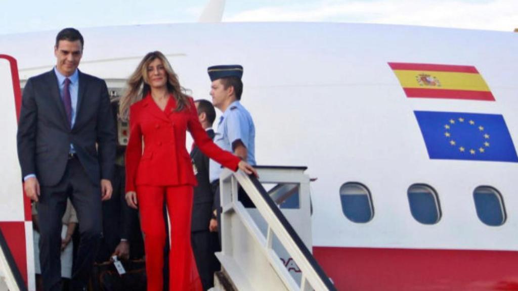 Pedro Sánchez y Begoña Gómez, a su llegada en el Falcon a La Habana.