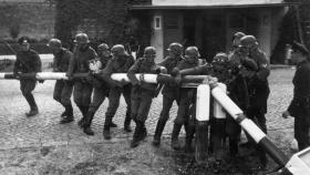 Soldados de la Wehrmacht cruzando la frontera polaca el 1 de septiembre de 1939.