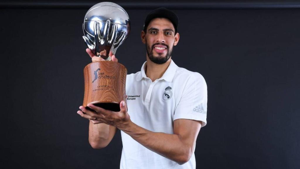 Gustavo Ayón celebra la Liga ACB