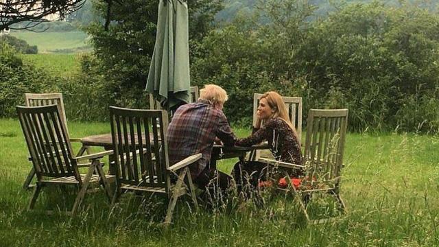 La supuesta imagen de la reconciliación entre Boris y Carrie.