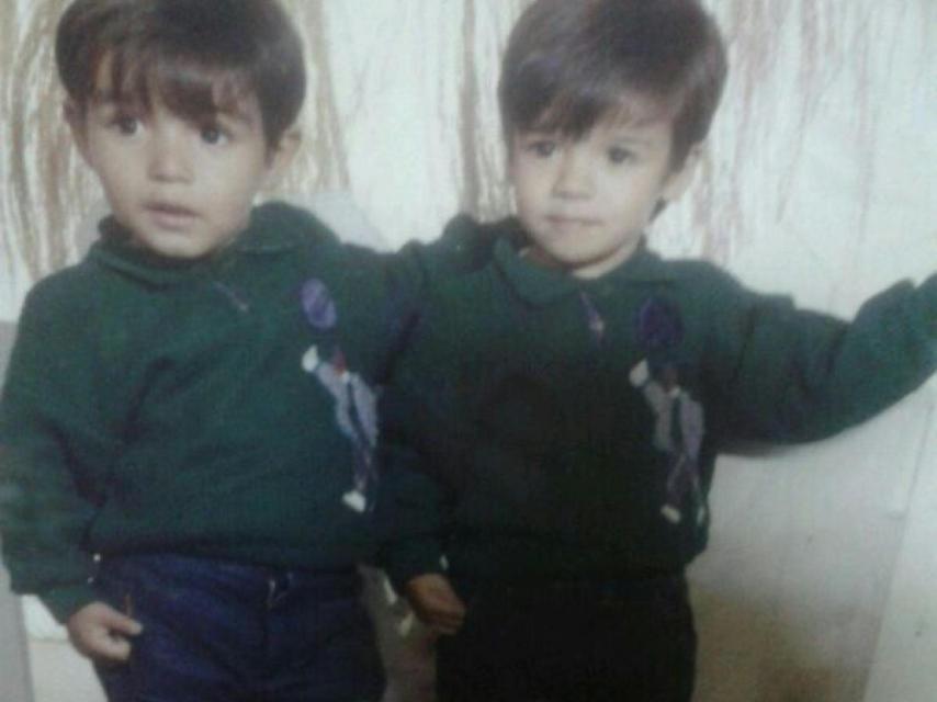 Iván y Yonathan, mellizos, de muy pequeños, uniformados a la perfección.