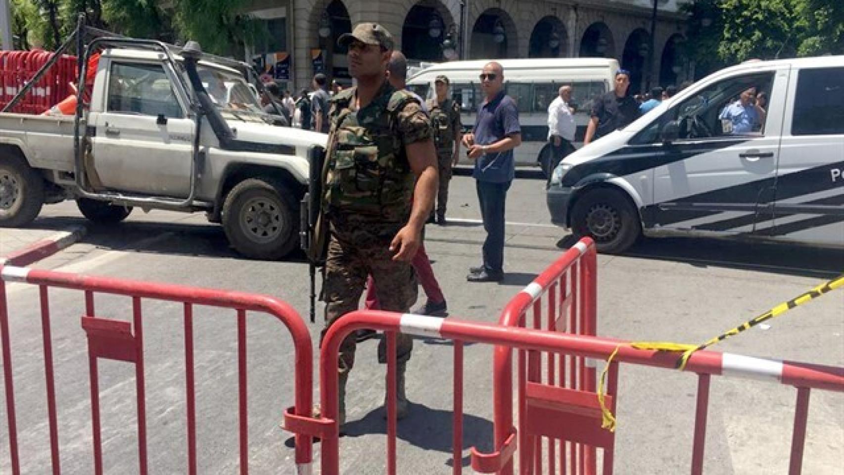 Un policía en el lugar del atentado.