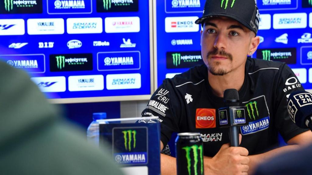 Maverick Viñales atiende a los medios de comunicación, en el circuito de Assen.