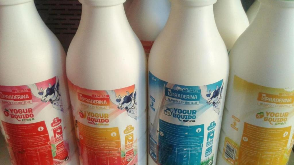 Unas botellas de yogur líquido.