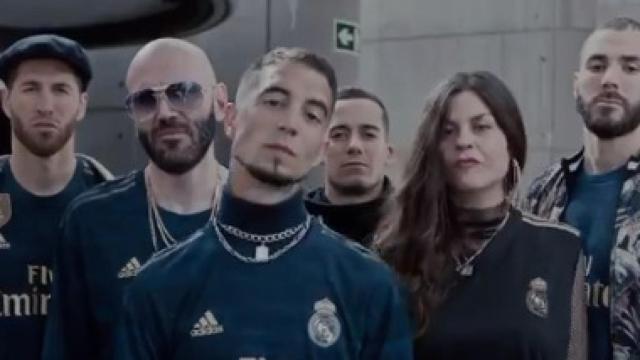 El rapero Denom y los jugadores del Madrid en la presentación de la nueva camiseta