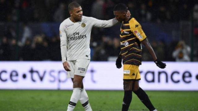 Furtado con Mbappe. Foto: Yahoo