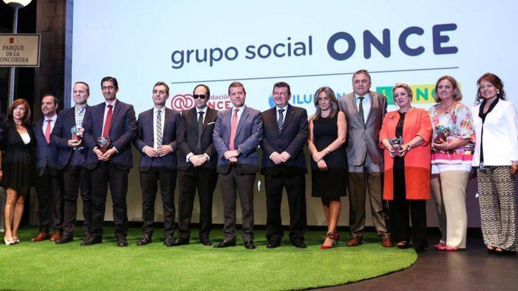 Foto de familia de premiados y autoridades en la gran gala de los Solidarios del Grupo Social ONCE