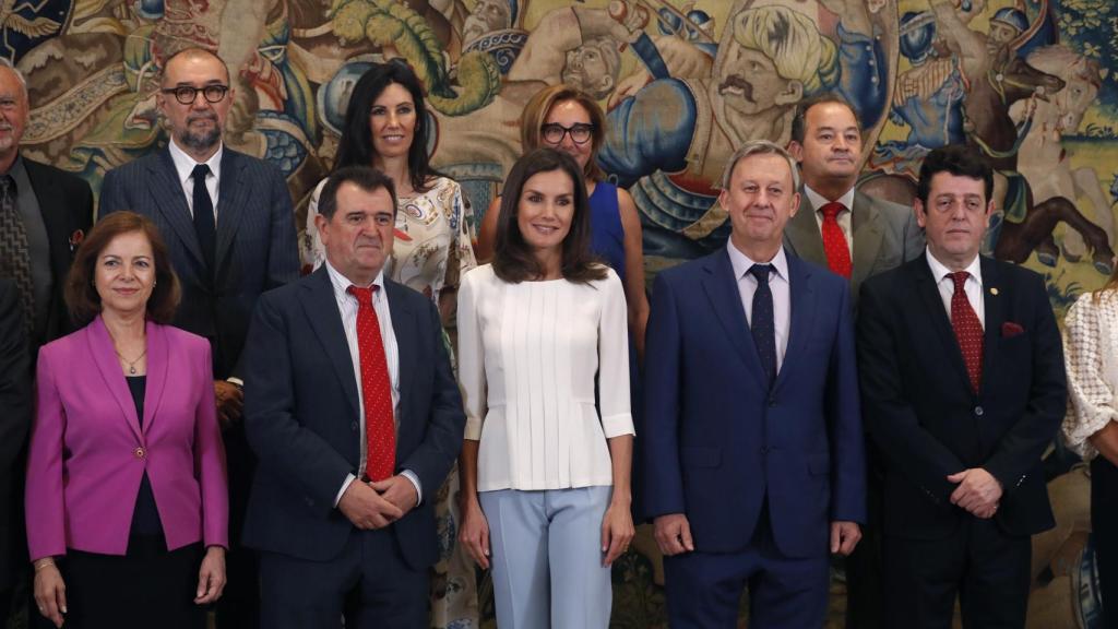 La Reina Letizia  junto a una representación de la Asociación Española de Editoriales de Publicaciones Periódicas (Aeepp).