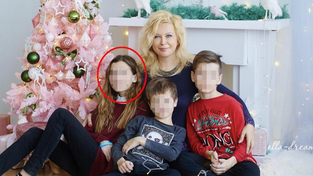 Olga K. junto a su hija Karoline y sus dos hijos pequeños.