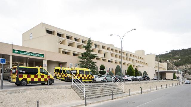 El hombre se encuentra hospitalizado en el Hospital la Vega Lorenzo Guirao de Cieza y con una pierna rota.