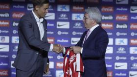 Marcos Llorente posa con la camiseta del Atlético de Madrid