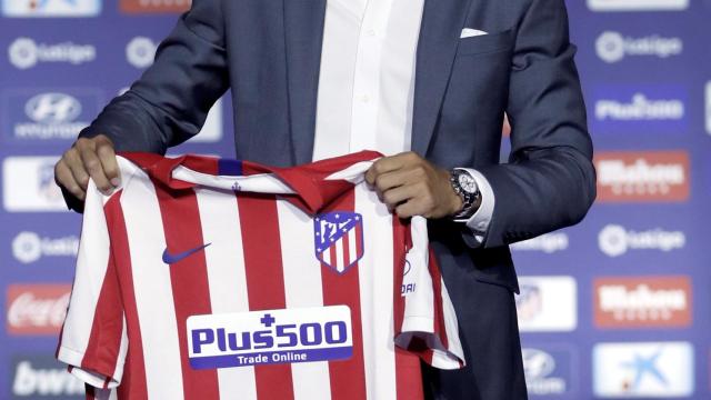 Marcos Llorente posa con la camiseta del Atlético de Madrid