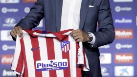 Marcos Llorente posa con la camiseta del Atlético de Madrid