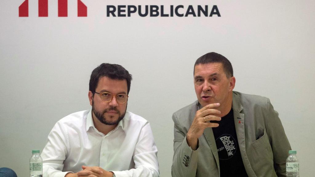 Pere Aragonès y Arnaldo Otegi, reunidos en la sede de ERC.