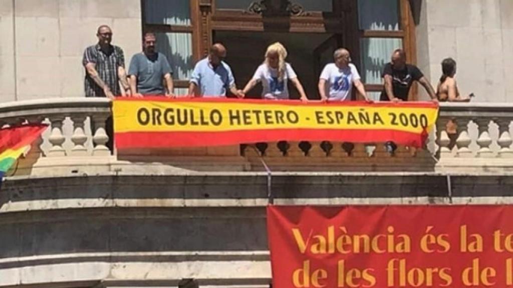 España 2000 cuelga una bandera con el lema 'Orgullo Hetero' del balcón del Ayuntamiento de València