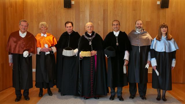 (De izquierda a derecha) Rafael Moneo, Margaret S. Archer, Ignacio Barrera (vicecanciller de la Universidad), Fernando Ocáriz, Alfonso Sánchez-Tabernero (rector), Robert Picard y  Ruth Fine.