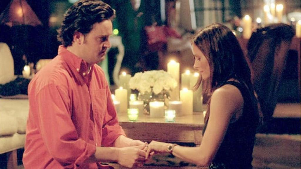 Chandler y Monica se comprometieron en el final de la sexta temporada de 'Friends'