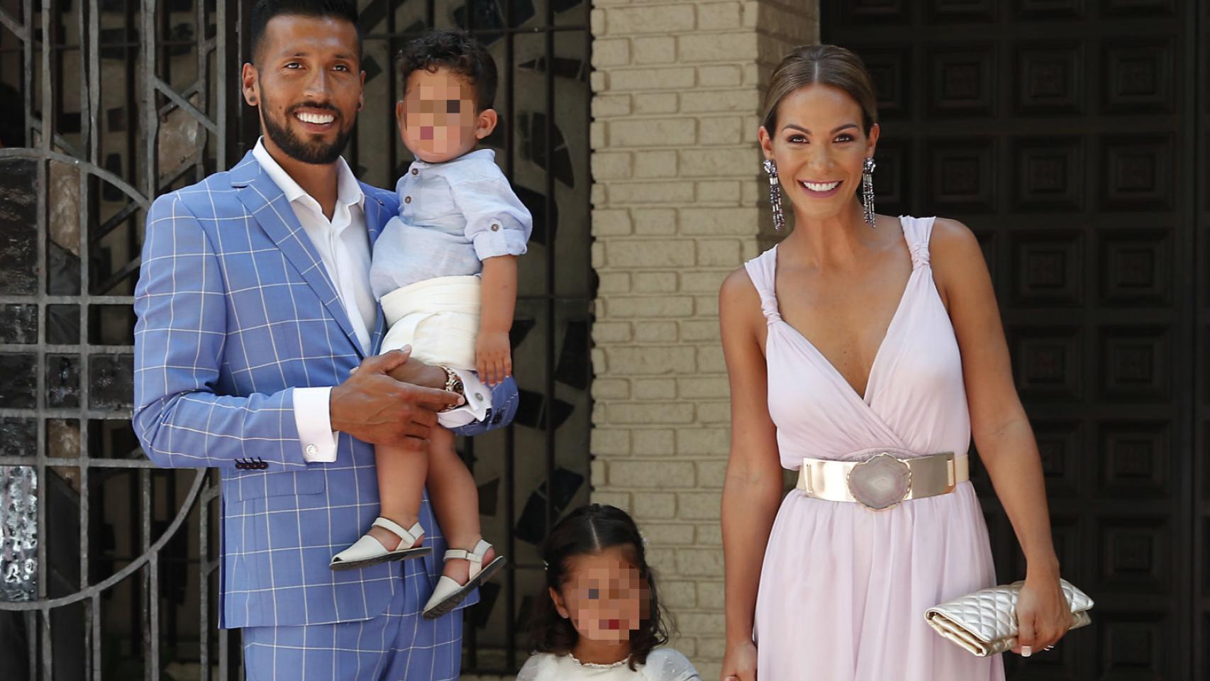 Tamara Gorro y Ezequiel Garay en el bautizo de su hijo Antonio.