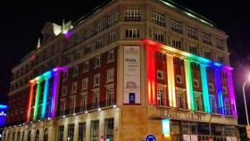 El Teatro Colón también lució la bandera multicolor