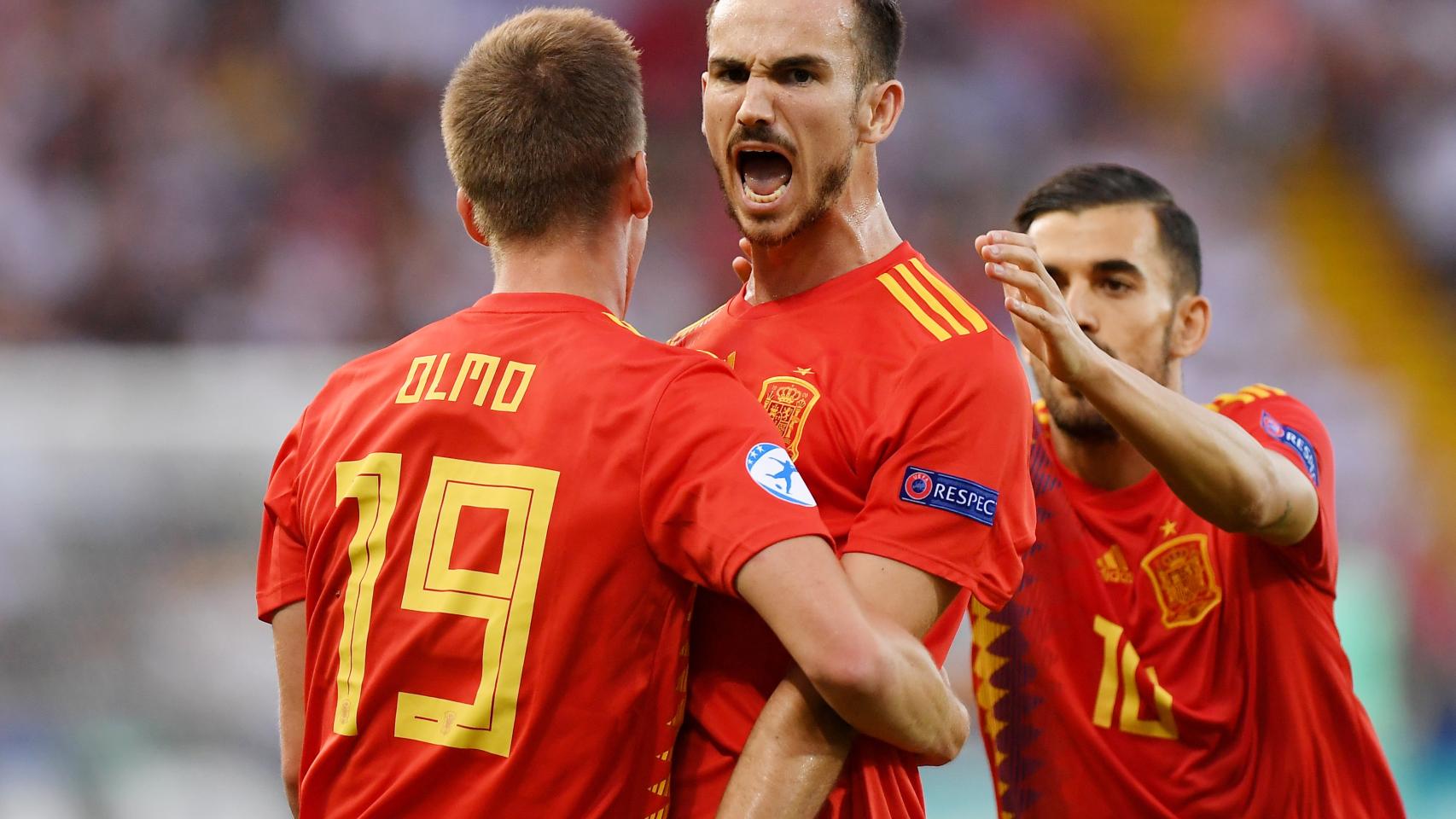 Los jugadores de España celebran el primer gol del choque