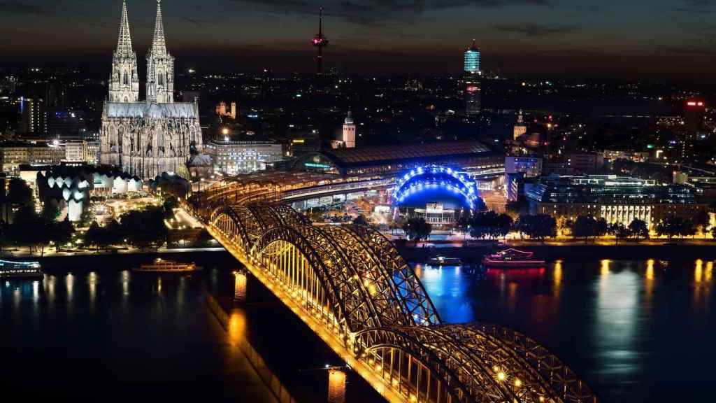Espectacular vista del  puente Hohenzollern y la catedral de Colonia.