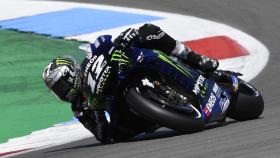 Maverick Viñales traza un viraje, durante la carrera en el circuito holandés de Assen.