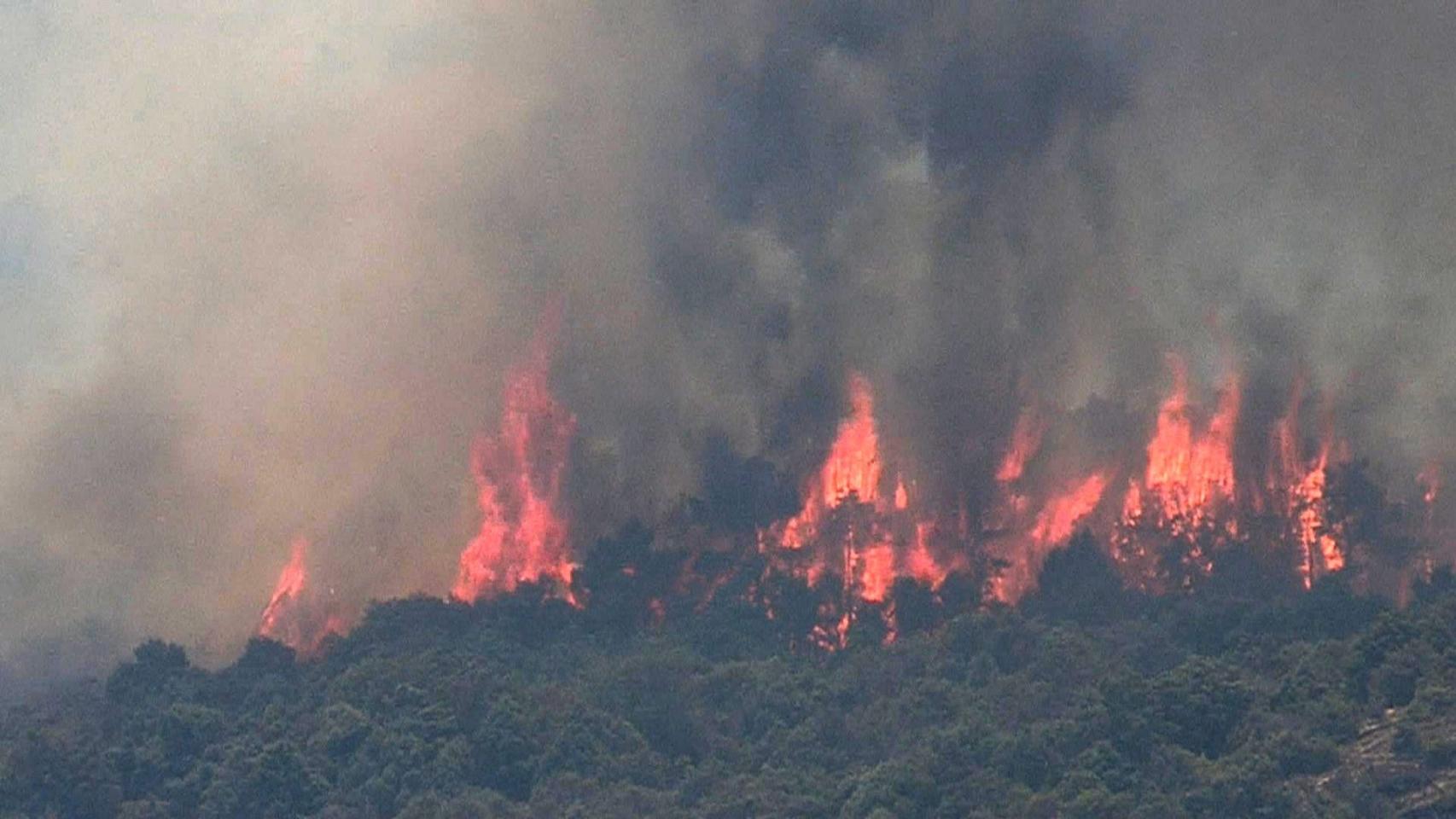 Incendio declarado en el municipio de Almorox en Toledo, que se ha extendido a Cadalso y Cenicientos (Madrid).