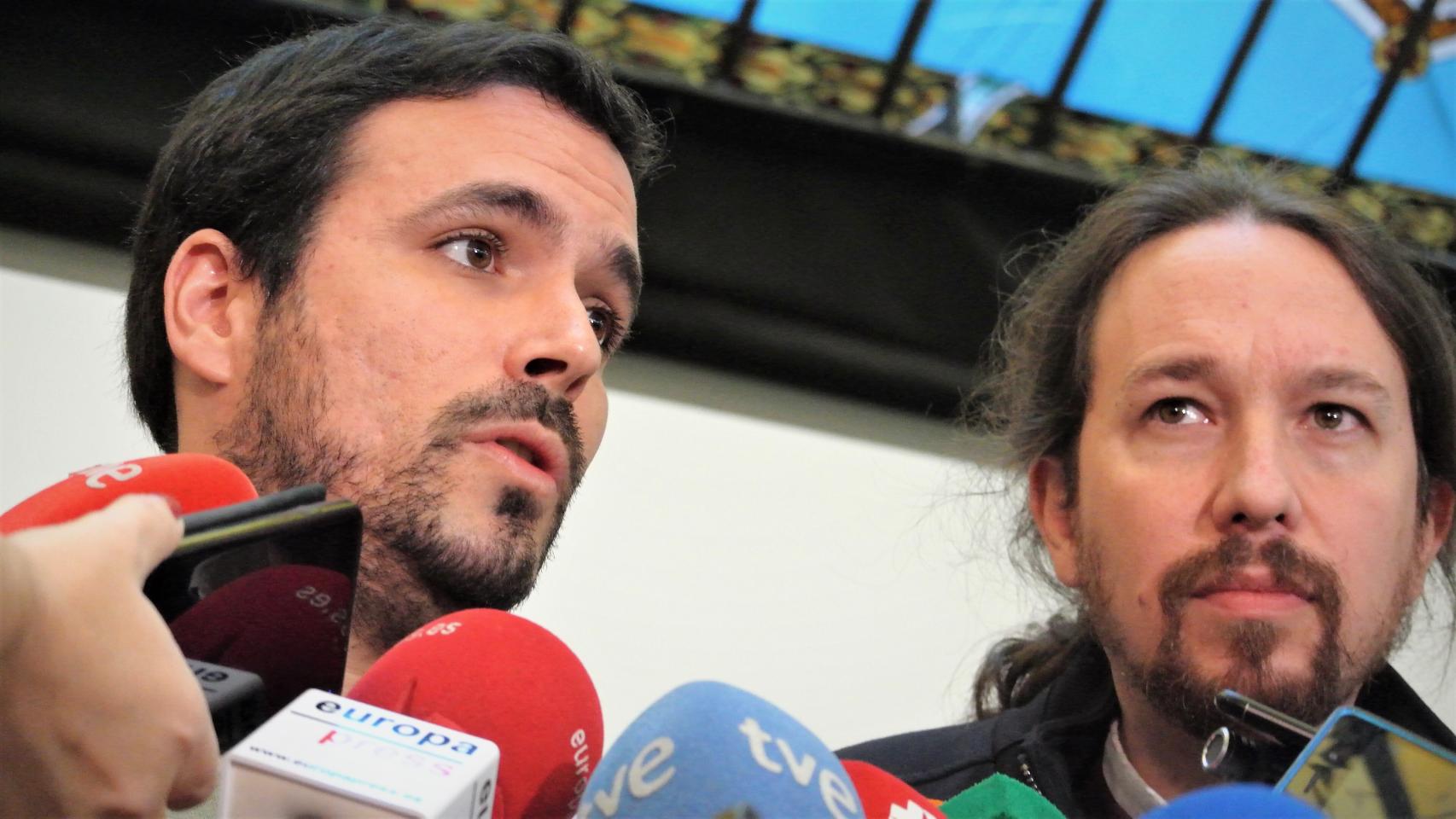 Alberto Garzón, coordinador general de IU, y Pablo Iglesias, secretario general de Podemos.