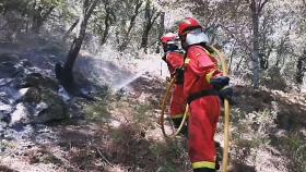 Labores de extinción del incendio que se propaga en Madrid.