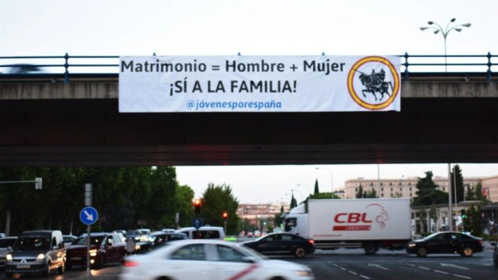 Cartel homófobo en Nuevos Ministerios, en Madrid.