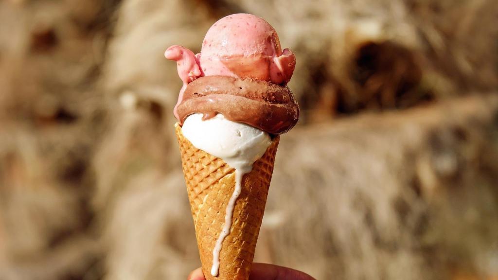 Un cucurucho con tres bolas de helado.