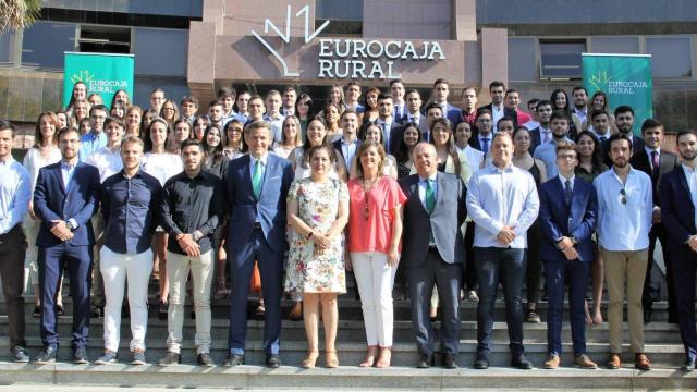 Foto de familia de los nuevos alumnos en prácticas de Eurocaja Rural con el personal directivo de la entidad, con su director general, Víctor Manuel Martín, al frente