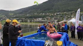 Uno de los emprendedores, haciendo su 'pitch' en un kayak sobre una improvisada piscina.