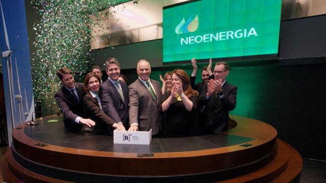 De izda. a dcha. y en primer plano, el chief financial officer (CFO) de Neoenergia, Leonardo Gadelha, el director general de Neoenergia, Mario Ruiz-Tagle (en el centro), y la adjunta a la presidencia de Neoenergia, Solange Ribeiro. En segundo plano, miembros del equipo directivo de la empresa.