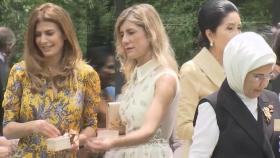 Begoña Gómez y Juliana Awada, dando de comer a los peces en un templo en Kioto.