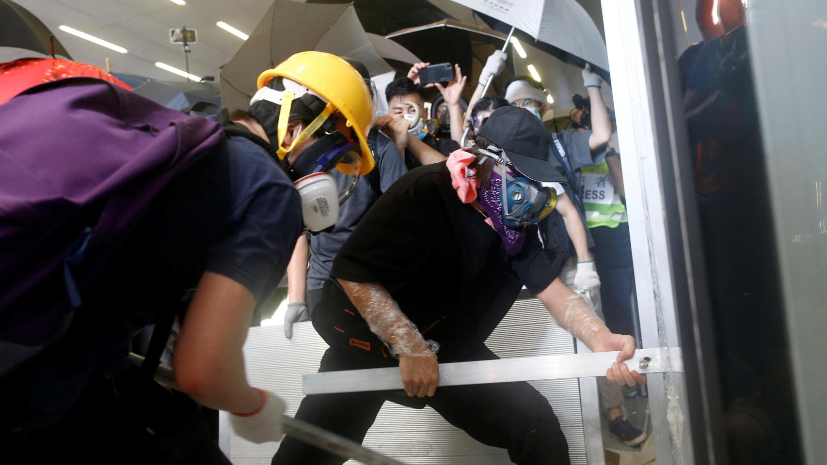 Manifestantes tratan de irrumpir en el edificio legislativo