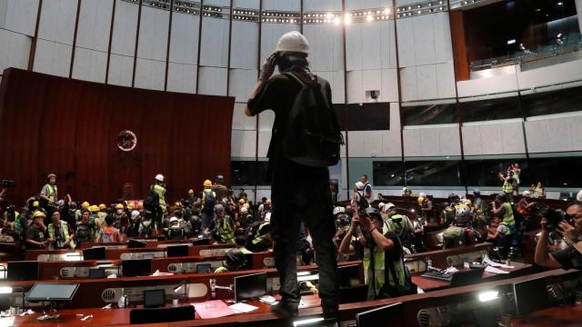 Los manifestantes en el interior del Parlamento de Hong Kong.