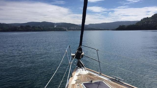 ‘Catas náuticas’: degustar un buen vino a bordo de un velero por la Ría de Betanzos