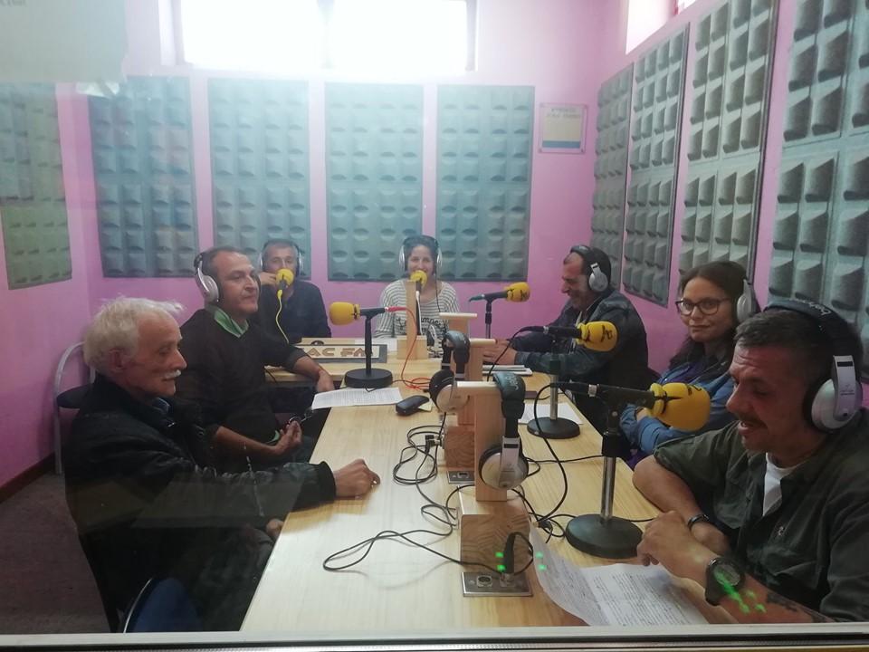 Algunos residentes en la Institución participan en un programa de Cuac FM hablando de la exclusión social en la radio comunitaria