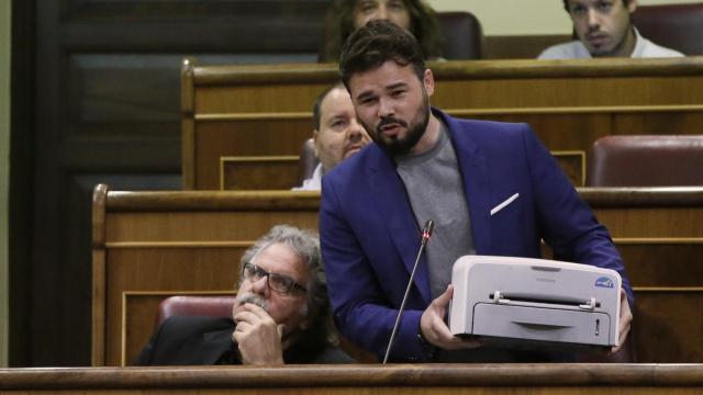 Rufián, en su célebre comparecencia con la impresora en el Congreso.