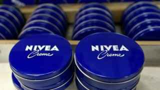 Crema Nivea y café: el remedio casero que arrasa en España para eliminar arrugas y manchas